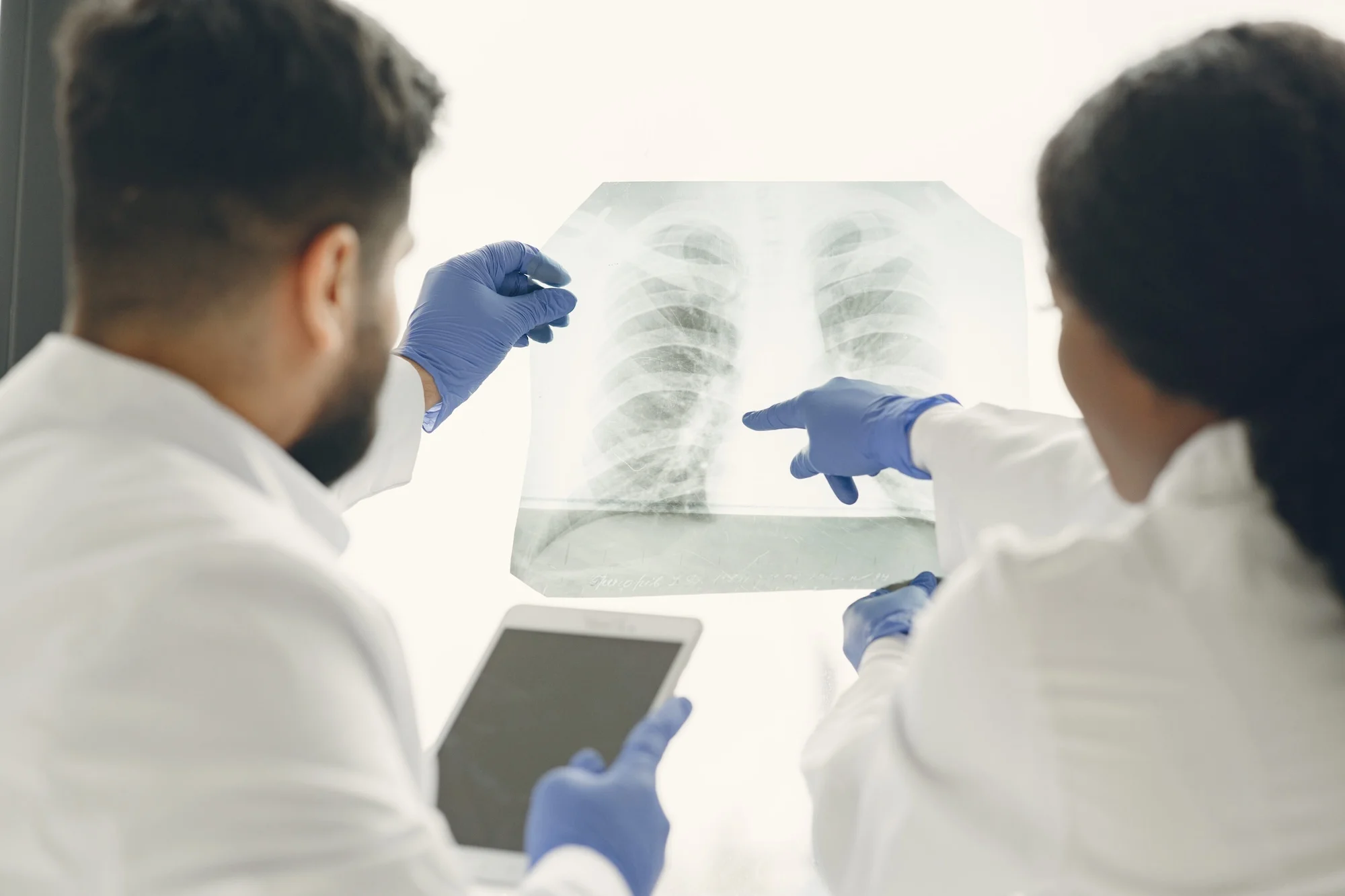 making diagnosis team task doctors looking patient s x ray scaled
